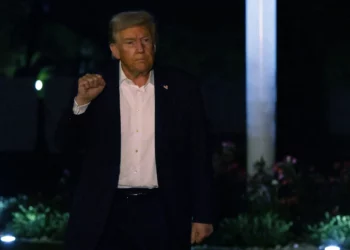 El presidente de Estados Unidos, Donald Trump, levanta el puño mientras camina por el Jardín Sur tras aterrizar en la Casa Blanca el 14 de octubre de 2025 en Washington, D.C. (Alex Wong/Getty Images/AFP)