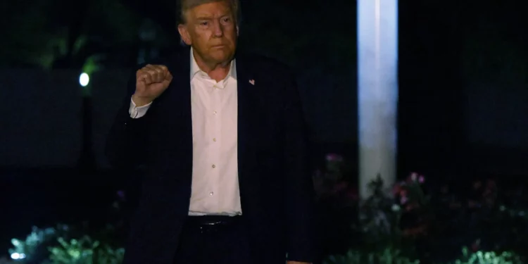 El presidente de Estados Unidos, Donald Trump, levanta el puño mientras camina por el Jardín Sur tras aterrizar en la Casa Blanca el 14 de octubre de 2025 en Washington, D.C. (Alex Wong/Getty Images/AFP)