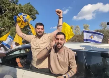 Los rehenes liberados Gal y Ziv Berman saludan a la multitud extasiada que les da la bienvenida al kibutz Beit Guvrin el 19 de octubre de 2025 (Tanya Zion-Waldoks/Movimiento de Protesta Prodemocracia Israelí)