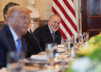 El embajador de Estados Unidos en Israel, Mike Huckabee, observa al presidente Donald Trump (en primer plano a la izquierda) mientras se reúne con el primer ministro israelí, Benjamin Netanyahu, en la Sala Azul de la Casa Blanca, el lunes 7 de julio de 2025, en Washington. (Foto AP/Alex Brandon)