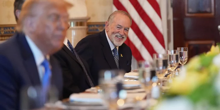 El embajador de Estados Unidos en Israel, Mike Huckabee, observa al presidente Donald Trump (en primer plano a la izquierda) mientras se reúne con el primer ministro israelí, Benjamin Netanyahu, en la Sala Azul de la Casa Blanca, el lunes 7 de julio de 2025, en Washington. (Foto AP/Alex Brandon)