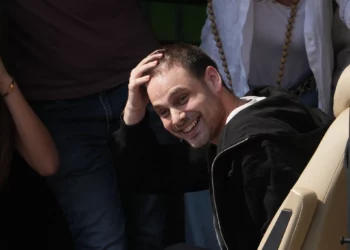 El rehén israelí liberado, Alon Ohel, hace un gesto desde una camioneta al llegar al hospital Beilinson en Petah Tikva, Israel, tras ser liberado del cautiverio de Hamás en la Franja de Gaza, el 13 de octubre de 2025. (Foto AP/Ariel Schalit)