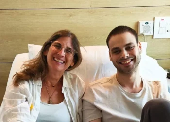 dit Ohel (izq.) con su hijo, el ex rehén Alon Ohel, el 14 de octubre de 2025. (Idit Ohel/Facebook)