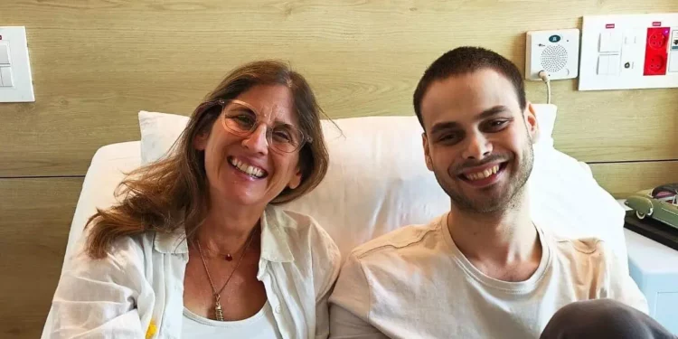 dit Ohel (izq.) con su hijo, el ex rehén Alon Ohel, el 14 de octubre de 2025. (Idit Ohel/Facebook)