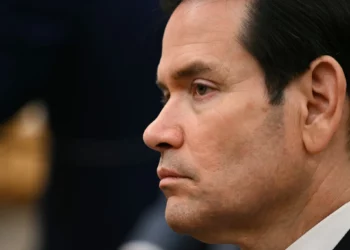 El secretario de Estado de Estados Unidos, Marco Rubio, observa mientras el presidente estadounidense, Donald Trump, se reúne con el primer ministro canadiense, Mark Carney, en la Oficina Oval de la Casa Blanca en Washington, DC, el 7 de octubre de 2025. (Jim WATSON / AFP)
