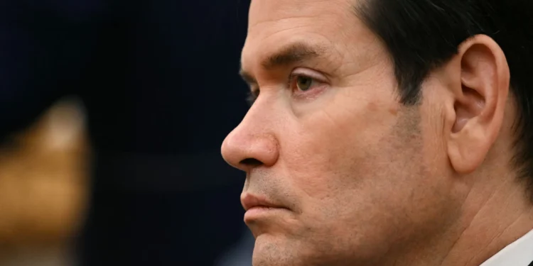 El secretario de Estado de Estados Unidos, Marco Rubio, observa mientras el presidente estadounidense, Donald Trump, se reúne con el primer ministro canadiense, Mark Carney, en la Oficina Oval de la Casa Blanca en Washington, DC, el 7 de octubre de 2025. (Jim WATSON / AFP)