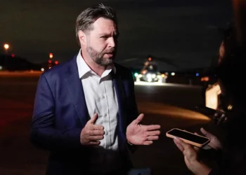 El vicepresidente estadounidense, J. D. Vance, habla con periodistas a su llegada a la Base Conjunta Andrews, Maryland, el 19 de octubre de 2025 (Oliver Contreras / POOL / AFP)