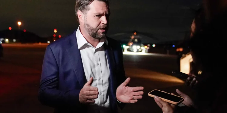 El vicepresidente estadounidense, J. D. Vance, habla con periodistas a su llegada a la Base Conjunta Andrews, Maryland, el 19 de octubre de 2025 (Oliver Contreras / POOL / AFP)