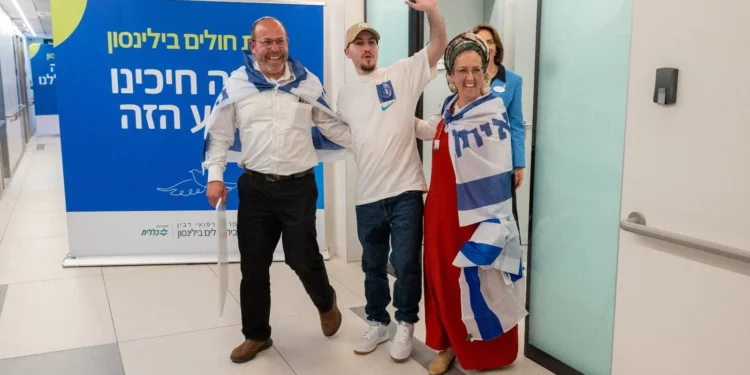 Eitan Mor con sus padres en el hospital tras su liberación el 13 de octubre de 2025. (Oficina de Prensa del Gobierno)