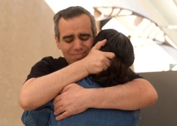 El rehén liberado Omri Miran se reúne con su esposa Lishay Miran-Lavi después de más de dos años de cautiverio en Hamás, en la base de Re'im el 13 de octubre de 2025 (Fuerzas de Defensa de Israel)