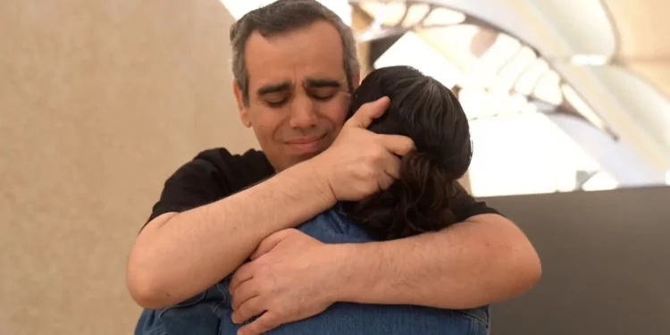 El rehén liberado Omri Miran se reúne con su esposa Lishay Miran-Lavi después de más de dos años de cautiverio en Hamás, en la base de Re'im el 13 de octubre de 2025 (Fuerzas de Defensa de Israel)
