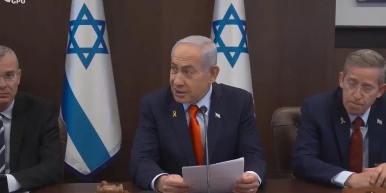 El primer ministro Benjamin Netanyahu habla en una reunión de gabinete en Jerusalén el 19 de octubre de 2025. (Captura de pantalla/GPO)