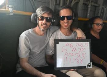 Los rehenes liberados David (izquierda) y Ariel Cunio en un helicóptero camino al Centro Médico Sheba después de ser liberados de Gaza el 13 de octubre de 2025. (FDI)