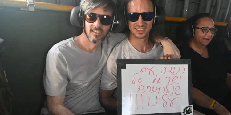 Los rehenes liberados David (izquierda) y Ariel Cunio en un helicóptero camino al Centro Médico Sheba después de ser liberados de Gaza el 13 de octubre de 2025. (FDI)