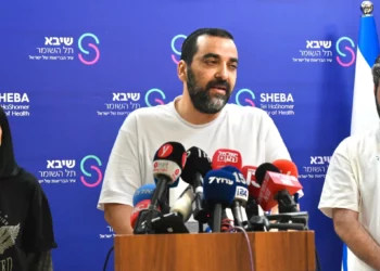 Avi Ohana, padre del rehén recién liberado Yosef Chaim Ohana, habla en el Hospital Sheba, en Ramat Gan, el 14 de octubre de 2025. (Uriel Even Sapir / Hostages Families Forum)