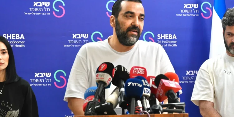 Avi Ohana, padre del rehén recién liberado Yosef Chaim Ohana, habla en el Hospital Sheba, en Ramat Gan, el 14 de octubre de 2025. (Uriel Even Sapir / Hostages Families Forum)