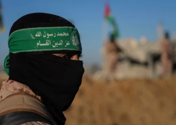 Un combatiente terrorista de Hamás toma posición antes de la liberación de rehenes en Jan Yunis, Franja de Gaza, el 15 de febrero de 2025. (Foto AP/Abdel Kareem Hana)