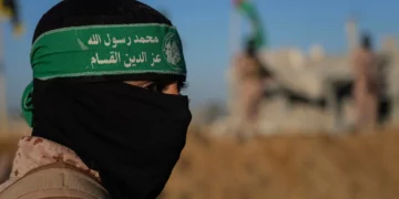 Un combatiente terrorista de Hamás toma posición antes de la liberación de rehenes en Jan Yunis, Franja de Gaza, el 15 de febrero de 2025. (Foto AP/Abdel Kareem Hana)