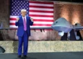 El presidente de Estados Unidos, Donald Trump, gesticula con un dron MQ-9 Reaper como telón de fondo en la base aérea Al Udeid, el jueves 15 de mayo de 2025, en Doha, Qatar. (Foto AP/Alex Brandon)