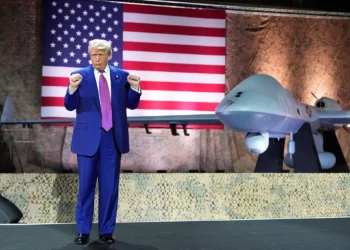 El presidente de Estados Unidos, Donald Trump, gesticula con un dron MQ-9 Reaper como telón de fondo en la base aérea Al Udeid, el jueves 15 de mayo de 2025, en Doha, Qatar. (Foto AP/Alex Brandon)