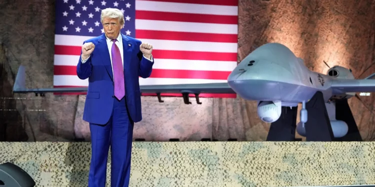 El presidente de Estados Unidos, Donald Trump, gesticula con un dron MQ-9 Reaper como telón de fondo en la base aérea Al Udeid, el jueves 15 de mayo de 2025, en Doha, Qatar. (Foto AP/Alex Brandon)
