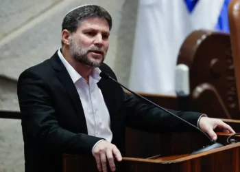 El ministro de Finanzas, Betzalel Smotrich, hablando en el pleno de la Knéset en Jerusalén, el 29 de septiembre de 2025. (Oren Ben Hakoon/Flash90)