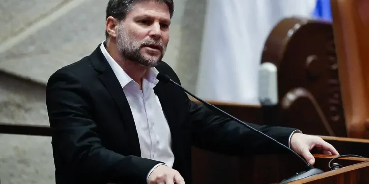 El ministro de Finanzas, Betzalel Smotrich, hablando en el pleno de la Knéset en Jerusalén, el 29 de septiembre de 2025. (Oren Ben Hakoon/Flash90)