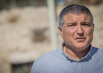 David Zini en el Muro Occidental en la Ciudad Vieja de Jerusalén el 6 de agosto de 2025. (Chaim Goldberg/Flash90)