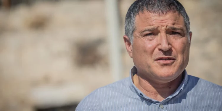 David Zini en el Muro Occidental en la Ciudad Vieja de Jerusalén el 6 de agosto de 2025. (Chaim Goldberg/Flash90)