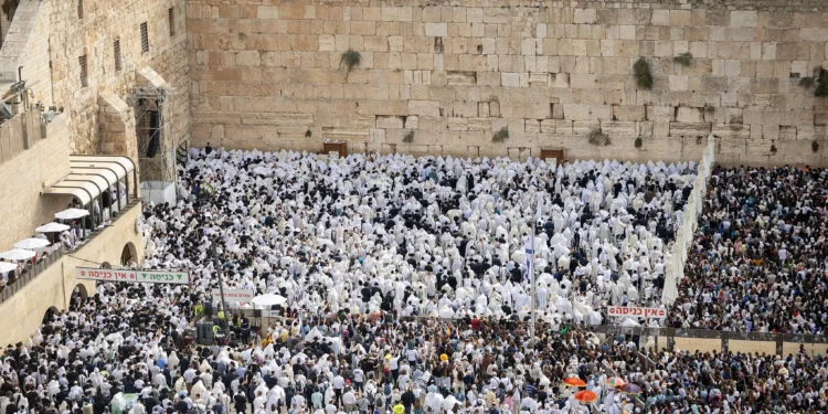 Los fieles judíos rezan en el Muro Occidental el 9 de octubre de 2025. (Chaim Goldberg/Flash90)