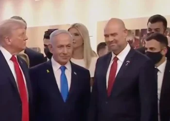 El presidente de Estados Unidos, Donald Trump (izq.), el primer ministro, Benjamin Netanyahu (centro), y el Knéset hablan con Amir Ohana en el Knéset el 13 de octubre de 2025 (captura de pantalla)