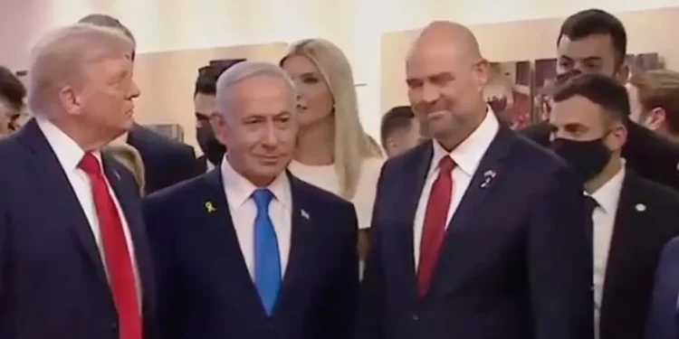 El presidente de Estados Unidos, Donald Trump (izq.), el primer ministro, Benjamin Netanyahu (centro), y el Knéset hablan con Amir Ohana en el Knéset el 13 de octubre de 2025 (captura de pantalla)