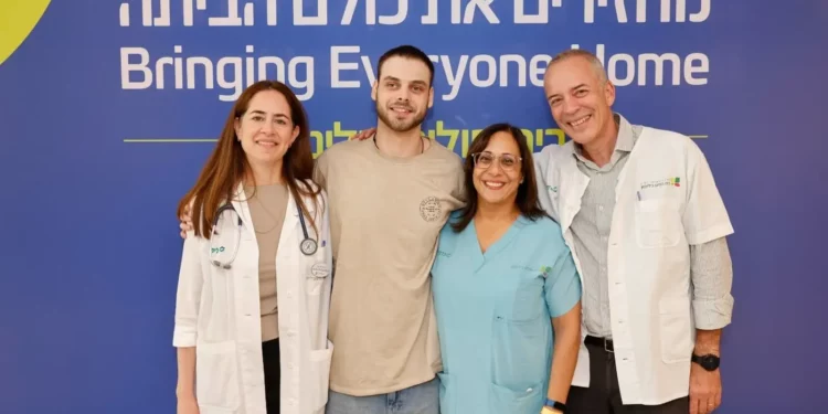 De izquierda a derecha: Prof. Noa Elyakim Raz, director del departamento de retornados del Centro Médico Rabin; Alon Ohel; Avivit Zetelman, jefe de enfermería a cargo del departamento de retornados; y Prof. Gil Salsman, jefe del equipo de salud mental del departamento de retornados del Centro Médico Rabin. (Cortesía de Guy Yehieli)