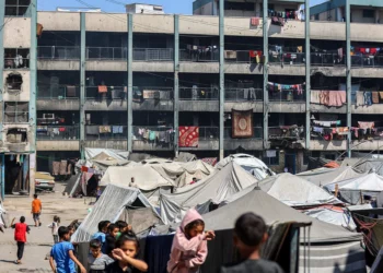 Tiendas de campaña que albergan a personas desplazadas por la guerra se instalan en el patio de una escuela dirigida por el Organismo de Obras Públicas y Socorro de las Naciones Unidas (OOPS) en Jan Yunis, en el sur de la Franja de Gaza, el 30 de septiembre de 2025. (Omar Al-Qattaa / AFP)