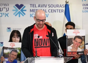 Iair Horn, hermano del ex rehén Eitan Horn, pronuncia un discurso en el Centro Médico Ichilov, Tel Aviv, el 14 de octubre de 2025. (Paulina Patimer/Foro de Rehenes y Familias Desaparecidas)