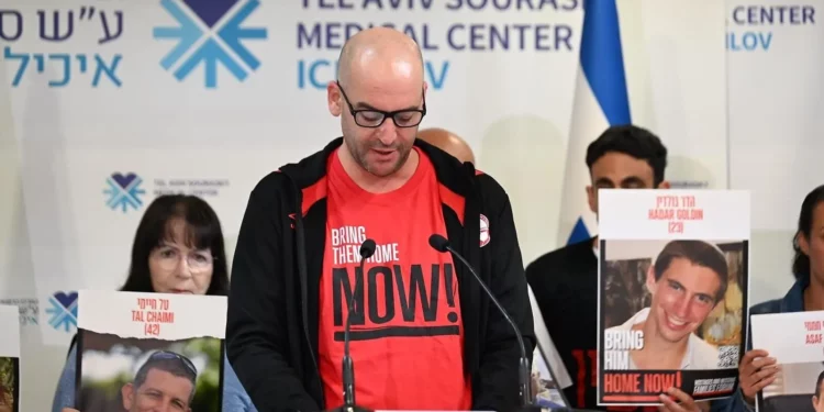 Iair Horn, hermano del ex rehén Eitan Horn, pronuncia un discurso en el Centro Médico Ichilov, Tel Aviv, el 14 de octubre de 2025. (Paulina Patimer/Foro de Rehenes y Familias Desaparecidas)
