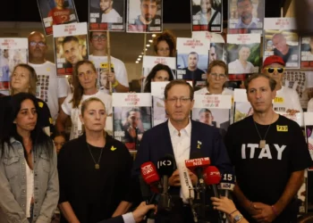 Isaac Herzog, segundo a la derecha, con familiares de rehenes dirigiéndose a una multitud en Tel Aviv el 12 de octubre de 2025. (Yossi Zamir/GPO)