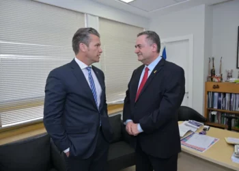 El ministro de Defensa, Israel Katz (derecha), se reúne con el secretario de Guerra de EE. UU., Pete Hegseth, en Jerusalén el 13 de octubre de 2025 (Shlomi Amsalem/Ministerio de Defensa).
