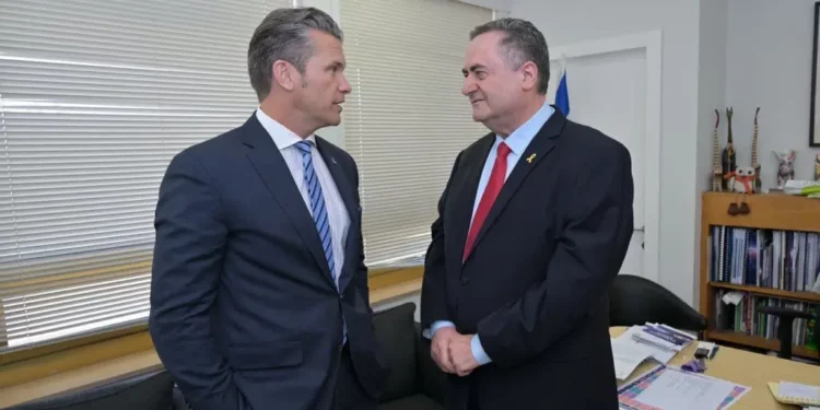 El ministro de Defensa, Israel Katz (derecha), se reúne con el secretario de Guerra de EE. UU., Pete Hegseth, en Jerusalén el 13 de octubre de 2025 (Shlomi Amsalem/Ministerio de Defensa).