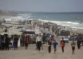 Palestinos desplazados comienzan su día en un campamento improvisado junto a la playa en la ciudad de Al-Zawayda, cerca de Deir al-Balah, en el centro de la Franja de Gaza, el 9 de octubre de 2025, tras el anuncio nocturno de un acuerdo de alto el fuego entre Hamás e Israel, que se firmará en Egipto. (Bashar TALEB / AFP)
