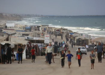 Palestinos desplazados comienzan su día en un campamento improvisado junto a la playa en la ciudad de Al-Zawayda, cerca de Deir al-Balah, en el centro de la Franja de Gaza, el 9 de octubre de 2025, tras el anuncio nocturno de un acuerdo de alto el fuego entre Hamás e Israel, que se firmará en Egipto. (Bashar TALEB / AFP)