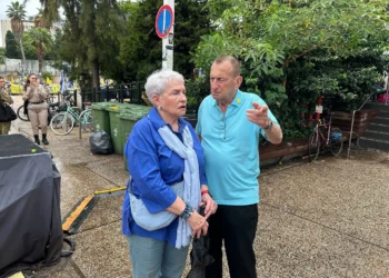 El alcalde de Tel Aviv, Ron Huldai (derecha), habla con una mujer cerca de la Plaza de los Rehenes en Tel Aviv el 9 de octubre de 2025. (Ben Sales/Times of Israel)