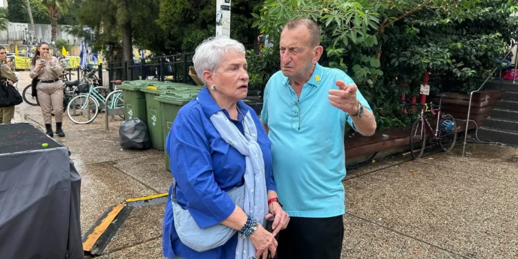El alcalde de Tel Aviv, Ron Huldai (derecha), habla con una mujer cerca de la Plaza de los Rehenes en Tel Aviv el 9 de octubre de 2025. (Ben Sales/Times of Israel)