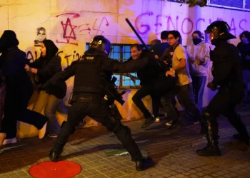 La policía se enfrenta a manifestantes durante una protesta propalestina en Barcelona, España, el miércoles 15 de octubre de 2025. (AP/Joan Mateu Parra)