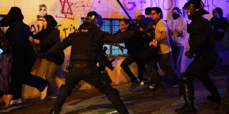 La policía se enfrenta a manifestantes durante una protesta propalestina en Barcelona, España, el miércoles 15 de octubre de 2025. (AP/Joan Mateu Parra)