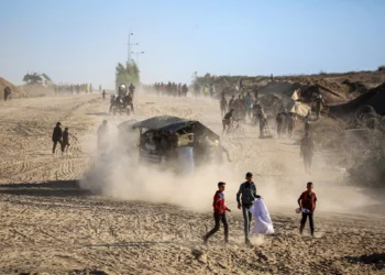 Palestinos se dirigen a la ciudad de Gaza a través del llamado Corredor Netzarim en el centro de la Franja de Gaza el 11 de octubre de 2025. (Eyad BABA / AFP)