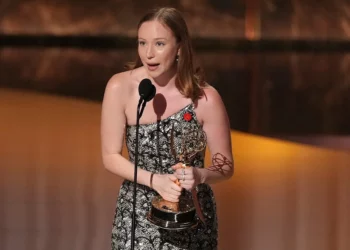 Hannah Einbinder acepta el premio a la mejor actriz de reparto en una serie de comedia por “Hacks” durante la 77.ª edición de los Premios Emmy, el 14 de septiembre de 2025, en el Teatro Peacock de Los Ángeles, California. (Foto AP/Chris Pizzello)