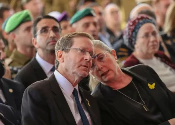 El presidente Isaac Herzog, a la izquierda, y su esposa Michal asisten a una ceremonia de estado en conmemoración del aniversario del ataque terrorista de Hamás del 7 de octubre, en el cementerio militar del Monte Herzl en Jerusalén, el 16 de octubre de 2025. (Alex Kolomoisky/POOL)