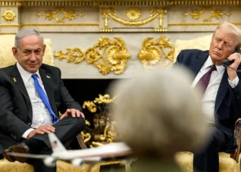 El presidente de Estados Unidos, Donald Trump (derecha), mantiene una conversación telefónica con el primer ministro, Benjamin Netanyahu, y el primer ministro de Qatar, Mohammed bin Abdulrahman bin Jassim Al Thani (no aparece en la imagen), en la Oficina Oval, Washington, D.C., el 29 de septiembre de 2025. (Casa Blanca)