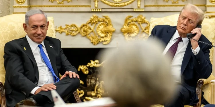 El presidente de Estados Unidos, Donald Trump (derecha), mantiene una conversación telefónica con el primer ministro, Benjamin Netanyahu, y el primer ministro de Qatar, Mohammed bin Abdulrahman bin Jassim Al Thani (no aparece en la imagen), en la Oficina Oval, Washington, D.C., el 29 de septiembre de 2025. (Casa Blanca)